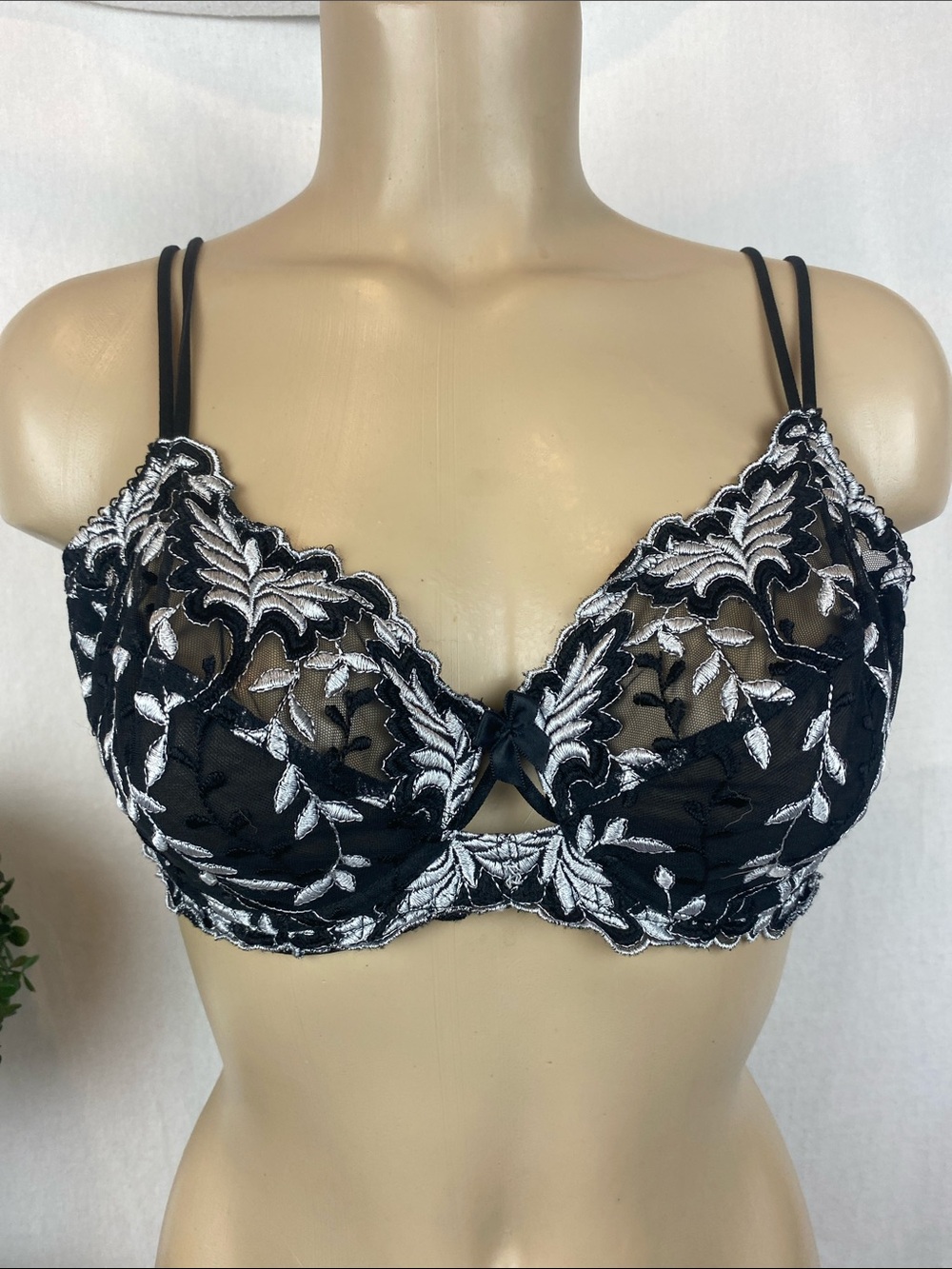 Splendour Black & White Embroidered Underwire Unlined Lace Bra 38C